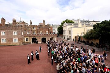 Las multitudes se reúnen frente al Palacio de St. James, donde el rey Carlos III es formalmente proclamado nuevo monarca de Gran Bretaña.