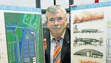 <b>AMBICIOSO. </b>El alcalde de Getafe, Pedro Castro, presentó los bocetos de lo que en el futuro puede ser la nueva Ciudad Deportiva azulona.