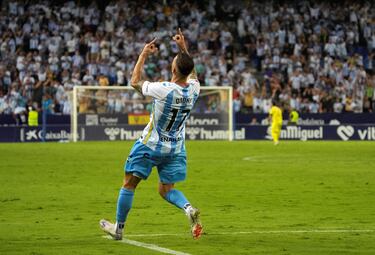 Lo del delantero malaguista tiene mucho mérito, esta semana sufría la pérdida de su padre y decidió jugar el partido. Su gol, además de demostrar que tiene un olfato anotador afilado, tuvo una dedicatoria especial. 