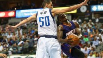 Eric Bledsoe trata de salvar la defensa de Salah Mejri.