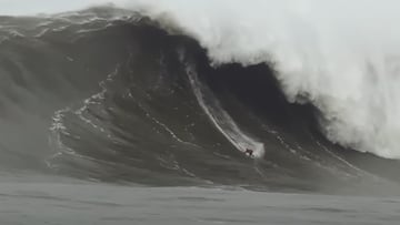 Alessandro Alo Slebir surfeando una ola gigante en Mavericks (California, EEUU), el 23 de diciembre del 2024. Posible nuevo récord del mundo de surf.