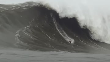 Alessandro Alo Slebir surfeando una ola gigante en Mavericks (California, EEUU), el 23 de diciembre del 2024. Posible nuevo récord del mundo de surf.