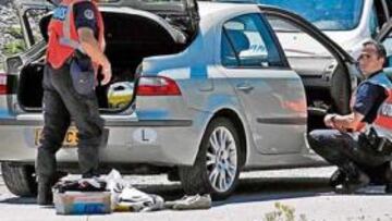<b>A PUNTA DE PISTOLA. </b>Los gendarmes detuvieron el vehículo de Johnny Schleck con el arma de la mano.