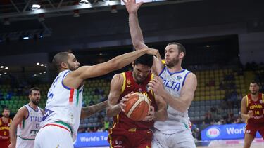 Los italianos Darius Thompson y Nicolo Melli pujan con el español Santi Aldama en la fase de grupos del Eurobasket 2025.