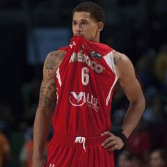 Juan Toscano anota su primer triple en la NBA