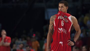 Juan Toscano anota su primer triple en la NBA