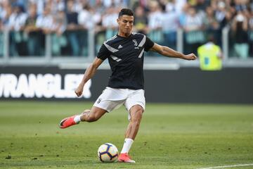 Juventus' Portuguese forward Cristiano Ronaldo warms up prior to the Italian Serie A football match Juventus vs Napoli on September 29, 2018 at the Juventus stadium in Turin. (Photo by Isabella BONOTTO / AFP)