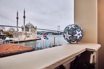 El UCL Pro Istanbul con vistas al Puente del Bósforo en Estambul.