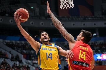 Leonardo Meindl siendo defendido por Willy Hernángomez.