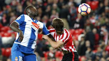 Caicedo y Yeray pelean por un balón en el Athletic-Espanyol.