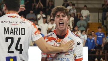 Carlos Álvarez celebra un gol con el Ademar.