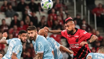Futbol, Athletico Paranaense vs Bahia.
Brasileirao 2023.
El jugador de Athletico Paranaense Arturo Vidal es fotografiado durante el partido del brasileirao contra Bahia disputado en el estadio Arena da baixada en Parana, Brasil.
16/07/2023
AGIF/Photosport
Football, Athletico Paranaense vs Bahia.
2023 Brasileirao.
Athletico Paranaense's player Arturo Vidal is pictured during the brasileirao match against Bahia at the Arena da baixada in Parana, Brasil.
16/07/2023
AGIF/Photosport