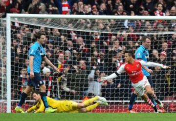 Alexis Sánchez fue la mejor figura de Arsenal: anotó doblete y dio el pase para el tercer gol, en el triunfo sobre Stoke City.