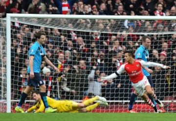 Alexis Sánchez fue la mejor figura de Arsenal: anotó doblete y dio el pase para el tercer gol, en el triunfo sobre Stoke City.