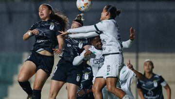 AMDEP8496. ASUNCIÓN (PARAGUAY), 10/10/2024.- Valentina Navarrete (i) de Santiago disputa el balón con Yessica Jhoana Bermeo (d) de Cali este miércoles, en un partido de la Copa Libertadores Femenina entre Santiago Morning y Deportivo Cali en el estadio Arsenio Erico en Asunción (Paraguay). EFE/ Juan Pablo Pino
