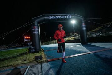 Kilian Jornet corre en su sexta hora del desafío de las 24 horas en pista.