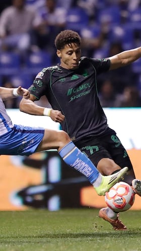 MEX6256. PUEBLA (MÉXICO), 04/03/2026.- Iker Moreno (i) de Puebla disputa el balón con Jonathan Herrera (d) de Tigres este miércoles, durante un partido del torneo Clausura 2026 de la Liga MX entre Puebla y Tigres en el estadio Cuauhtémoc, en Puebla (México). EFE/ Hilda Ríos