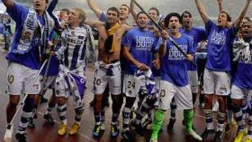 <b>REGRESO A LA ELITE. </b>Los jugadores de la Real celebran un triunfo que les abre de nuevo las puertas de Primera.