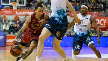 MURCIA, 17/12/2022.- El base francés del Gran Canaria Andrew Albicy (d) defiende al base estadounidense Travis Trace (i), de UCAM Murcia, durante el partido de la décimo segunda jornada de la Liga Endesa entre UCAM Murcia y CB Gran Canaria, este sábado en el Palacio de los Deportes de Murcia. EFE/Marcial Guillén