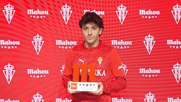 18-12-25. CÉSAR GELABERT, CON SU TROFEO COMO MEJOR JUGADOR DE NOVIEMBRE EN EL SPORTING.