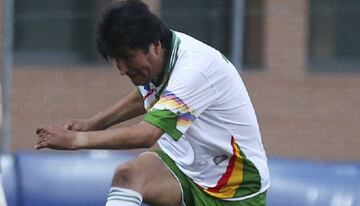 Evo Morales durante un partido de fútbol.