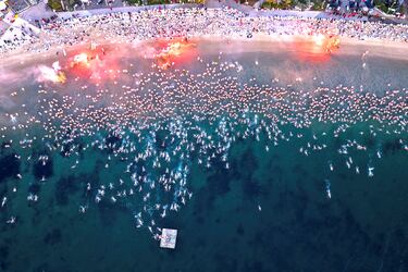Hobart, capital del estado de Tasmania (Australia), acoge el Dark Mofo, un festival anual para celebrar el solsticio de invierno. Entre sus diversas actividades, principalmente nocturnas, destaca la competición de natación nudista en la playa de Long Beach. En esta espectacular imagen, los participantes en la prueba son filmados por una cámara desde un dron.