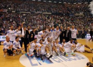 El equipo tras recibir la Copa.