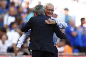 Jose Mourinho saluda a Claudio Ranieri.