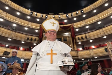Un hombre vestido de Papa al inicio del Sorteo Extraordinario de la Lotería de Navidad 2022.