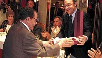 <B>PREMIOS</B>. Florentino Pérez recibió varias placas de las múltiples peñas que hay en Ciudad Real.