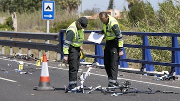 Agentes de la Guardia Civil y miembros de Emergencias en el punto kilom&eacute;trico 205 de la N-332 entre las localidades de Oliva y Denia, donde la conductora de un turismo ,que ha dado positivo en el control de alcohol y drogas , ha arrollado a un grupo de seis ciclistas de un equipo de J&agrave;vea, provocando la muerte de dos de ellos y heridas graves a otros tres.