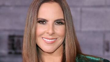 Llenan de flores a Kate del Castillo por su cumpleaños número 49