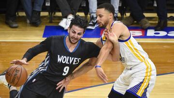 MSP03 - MINNEAPOLIS (EE.UU..), 10/3/2017.- Ricky Rubio (L) de los Timberwolves disputa el balón con Stephen Curry (d) de los Warriors, hoy, viernes 10 de marzo de 2017, durante su juego de la NBA en el Target Center en Minneapolis, Minnesota (EE.UU.). EFE/ CRAIG LASSIG