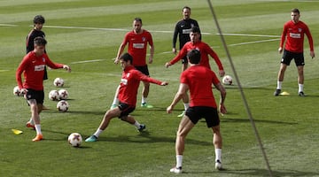 Los uruguayos Giménez y Godín en el rondo. 