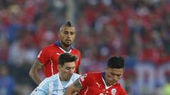 Charles Ar&aacute;nguiz disputa la pelota con Lionel Messi en la final de la Copa Am&eacute;rica de Chile.