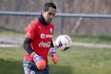 Claudio Bravo jugaría ambos partidos.