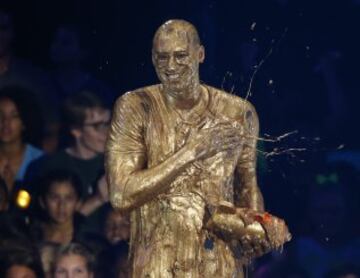 Kobe Bryant recibiendo el premio "Legend" de los galardones Kids Choice Sport 2016.