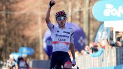 El ciclista esloveno Tadej Pogacar celebra su victoria en la cuarta etapa de la Tirreno Adriatico 2021 en la llegada a Prati di Tivo.