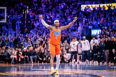 Shai Gilgeous-Alexander es una de las personas más buscadas en Google por su impresionante y meteórico ascenso a la élite de la NBA. Recientemente, consolidó su fama al llevar a los Oklahoma City Thunder a su primer campeonato (2025) y ganar los prestigiosos premios de MVP de la NBA y MVP de las Finales en la misma temporada. Este logro lo colocó en un grupo de leyendas históricas como Michael Jordan y Shaquille O'Neal. Además de su dominio en la cancha, con su estilo de juego elegante y su capacidad de ser uno de los máximos anotadores, SGA es un ícono de la moda muy influyente, manteniendo un alto perfil mediático fuera del parqué.