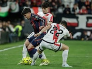 MADRID, 16/03/2026.- 'Pacha' Espino (d) y Fran Pérez del Rayo Vallecano disputan un balón ante el centrocampista del Levante Víctor García Raja (c) durante el partido de la jornada 28 de LaLiga EA Sports que el Rayo Vallecano y el Levante UD disputan este lunes, en el Estadio Vallecas en Madrid. EFE/ Juanjo Martín
