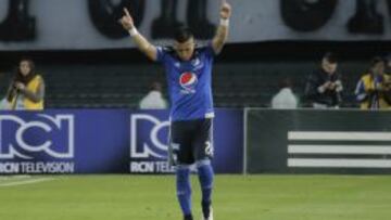 El delantero de Millonarios, Fernando Uribe, celebra su primer gol de la temporada con el equipo azul.