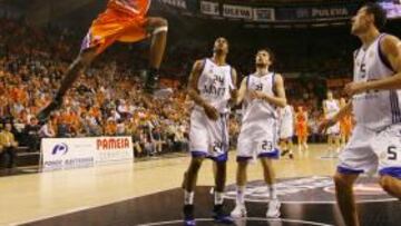 <b>CON FUERZA. </b>Richardson machaca en un contraataque del Power, que reaccionó en el tercer cuarto.