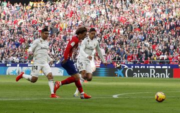 Atlético de Madrid 1-1 Real Madrid | El VAR concedió el gol del empate al Atlético de Madrid. Griezmann estaba en posición reglamentaria cuando encaró en solitario hacia portería. Batió a Courtois en el mano a mano metiendo el balón entre sus piernas.

