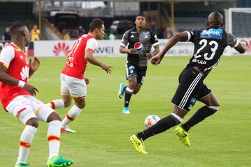 Santa Fe y Millonarios se enfrentaron en el estadio El Campín por la décima fecha de la Liga Águila II-2017, jornada de clásicos regionales en el fútbol colombiano.