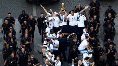 Los jugadores franceses pasearon ayer por las calles de Par&iacute;s la Copa del Mundo, rodeados de grandes medidas de seguridad.
