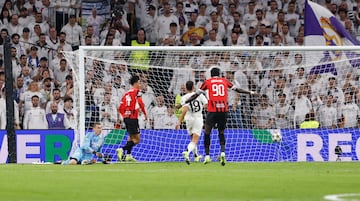 1-3. Rafael Leão se interna por la derecha en el área madridista asiste a Tijjani Reijnders que define con un disparo raso para batir a Adriy Lunin.