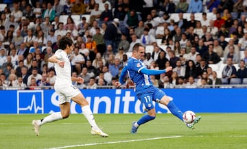 3-2.El Alavés marca en la siguiente jugada del 3-1. El delantero babazorro recibe dentro del área, controla, y con la izquierda, cruza el balón al segundo palo de Thibaut Courtois.