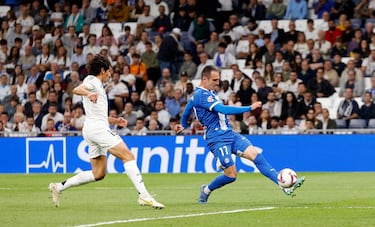 3-2.El Alavés marca en la siguiente jugada del 3-1. El delantero babazorro recibe dentro del área, controla, y con la izquierda, cruza el balón al segundo palo de Thibaut Courtois.