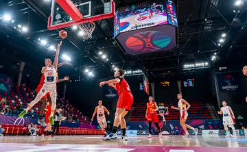 María Conde, alero de la Selección, lanza ante Montenegro en el Eurobasket,