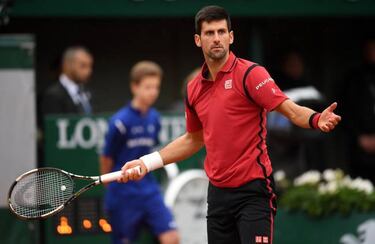Djokovic escapes disqualification, faces Thiem in French Open semi